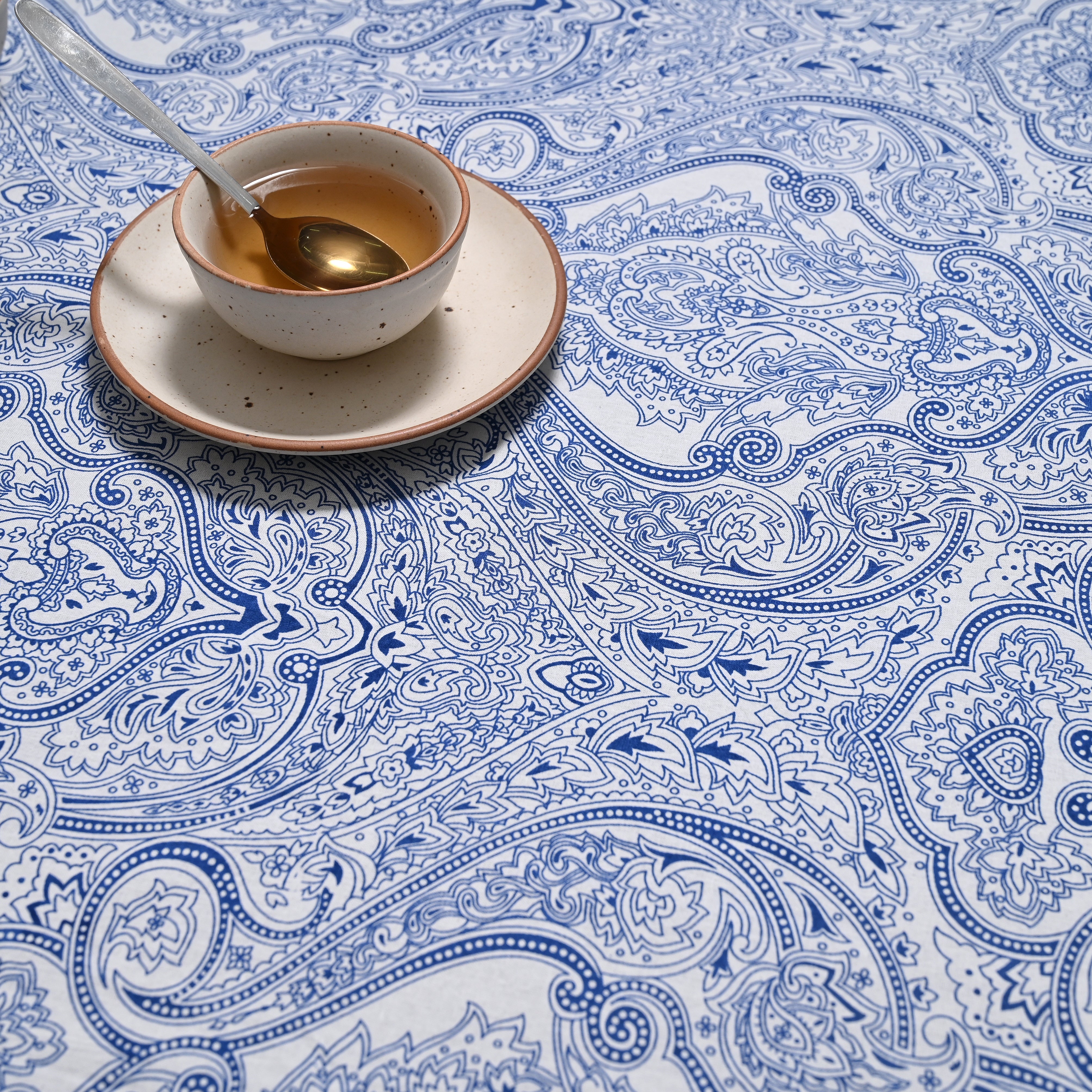 Stencil Art Paisely 6 Seater Table Cover