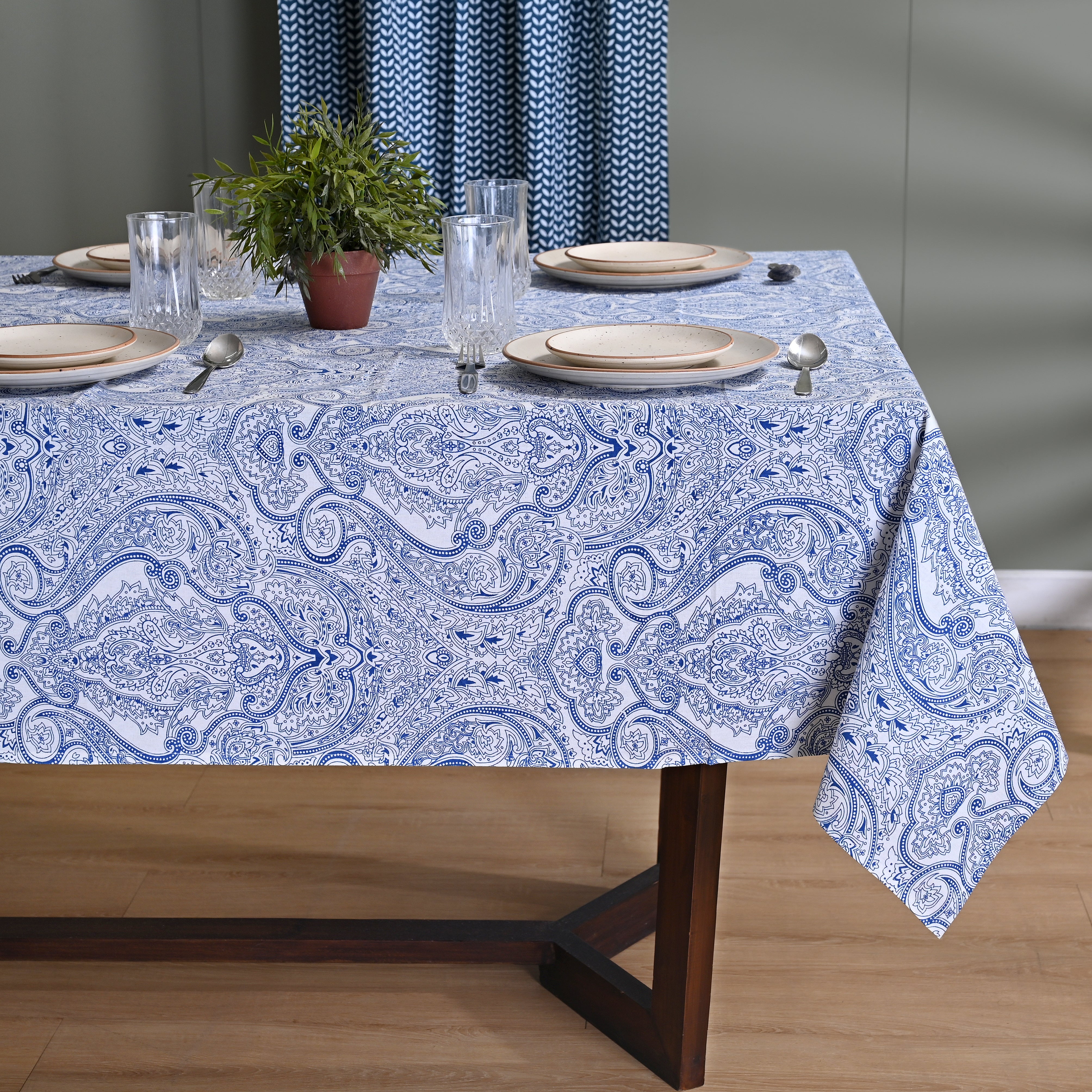 Stencil Art Paisely 6 Seater Table Cover