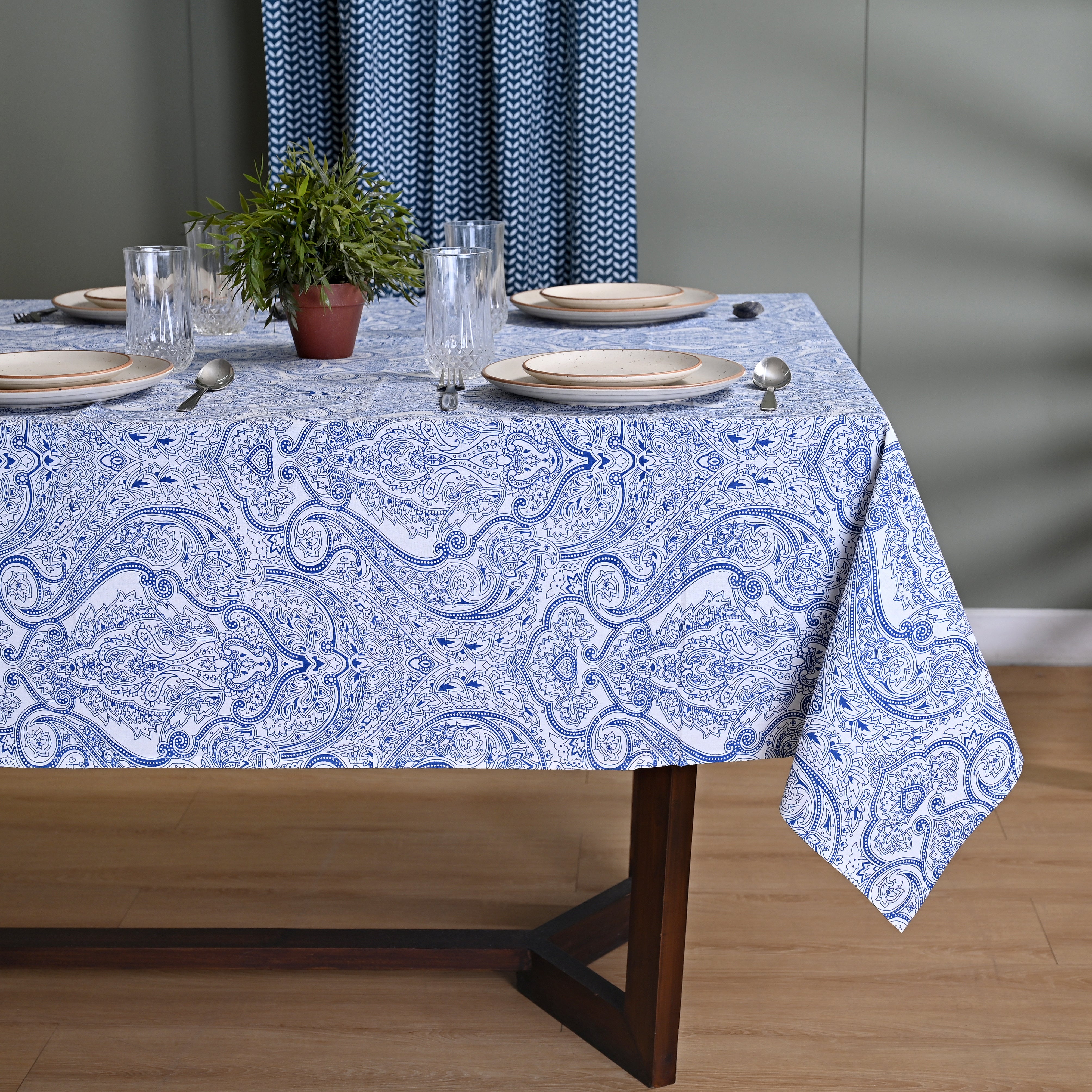 Stencil Art Paisely 6 Seater Table Cover