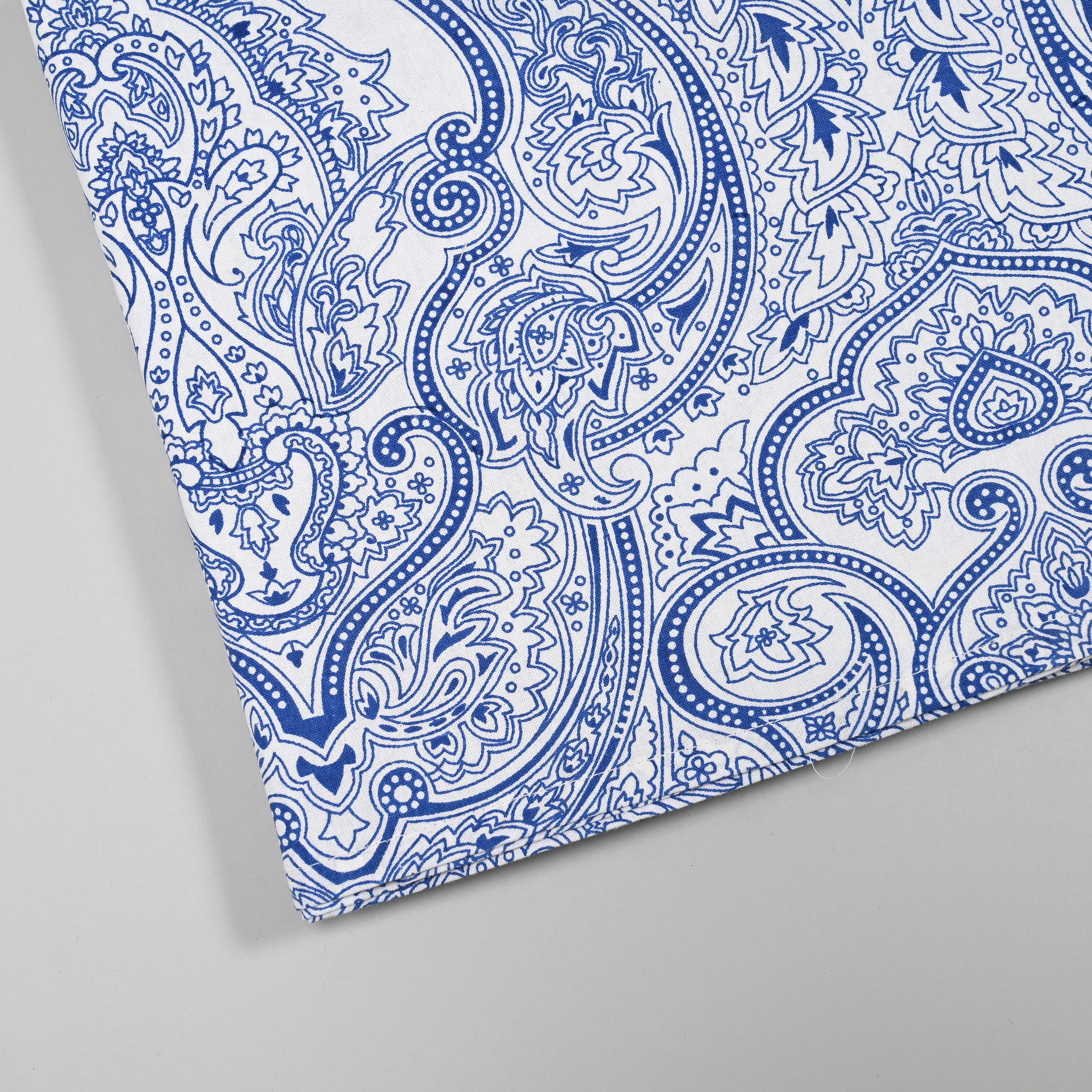 Stencil Art Paisely 6 Seater Table Cover