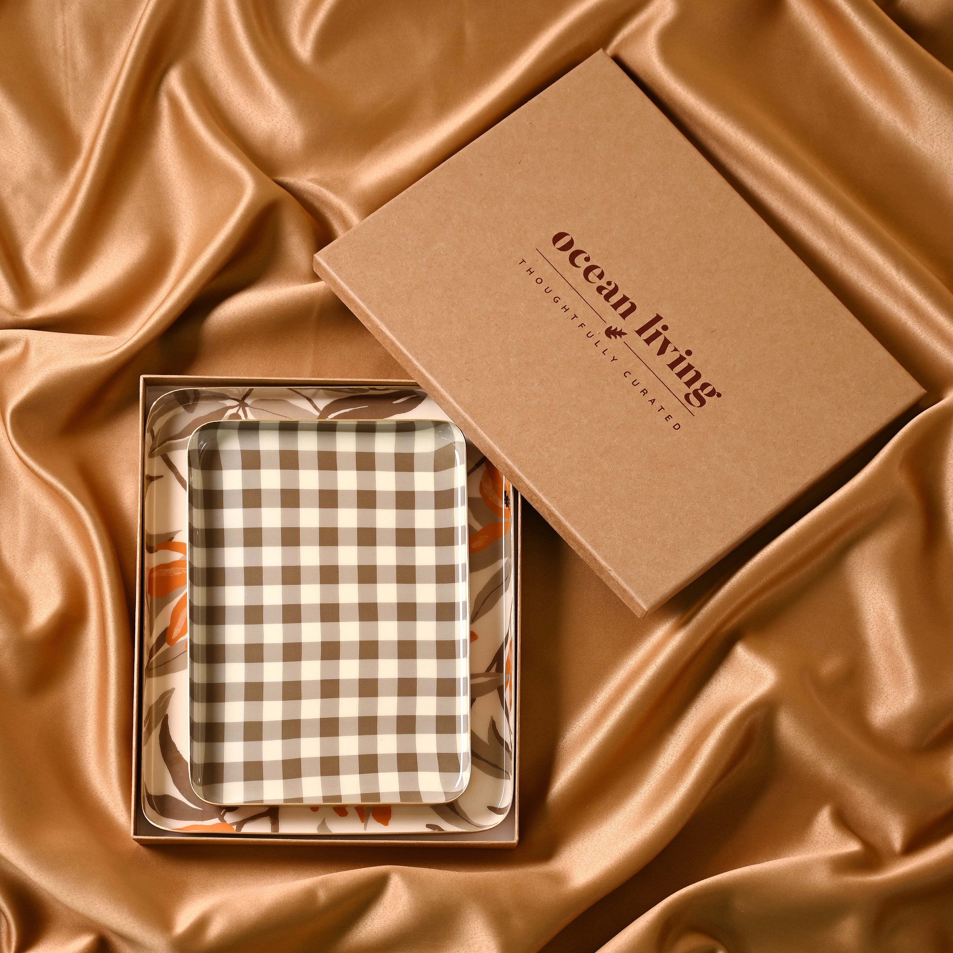 Patterned Oasis Set of Two Aluminium Trays