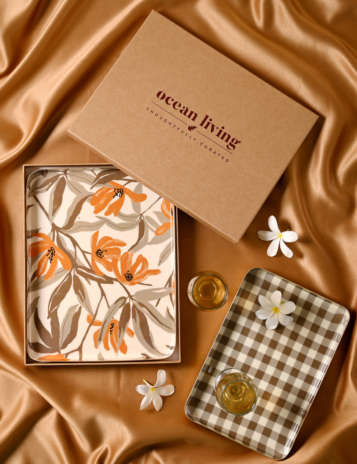 Patterned Oasis Set of Two Aluminium Trays