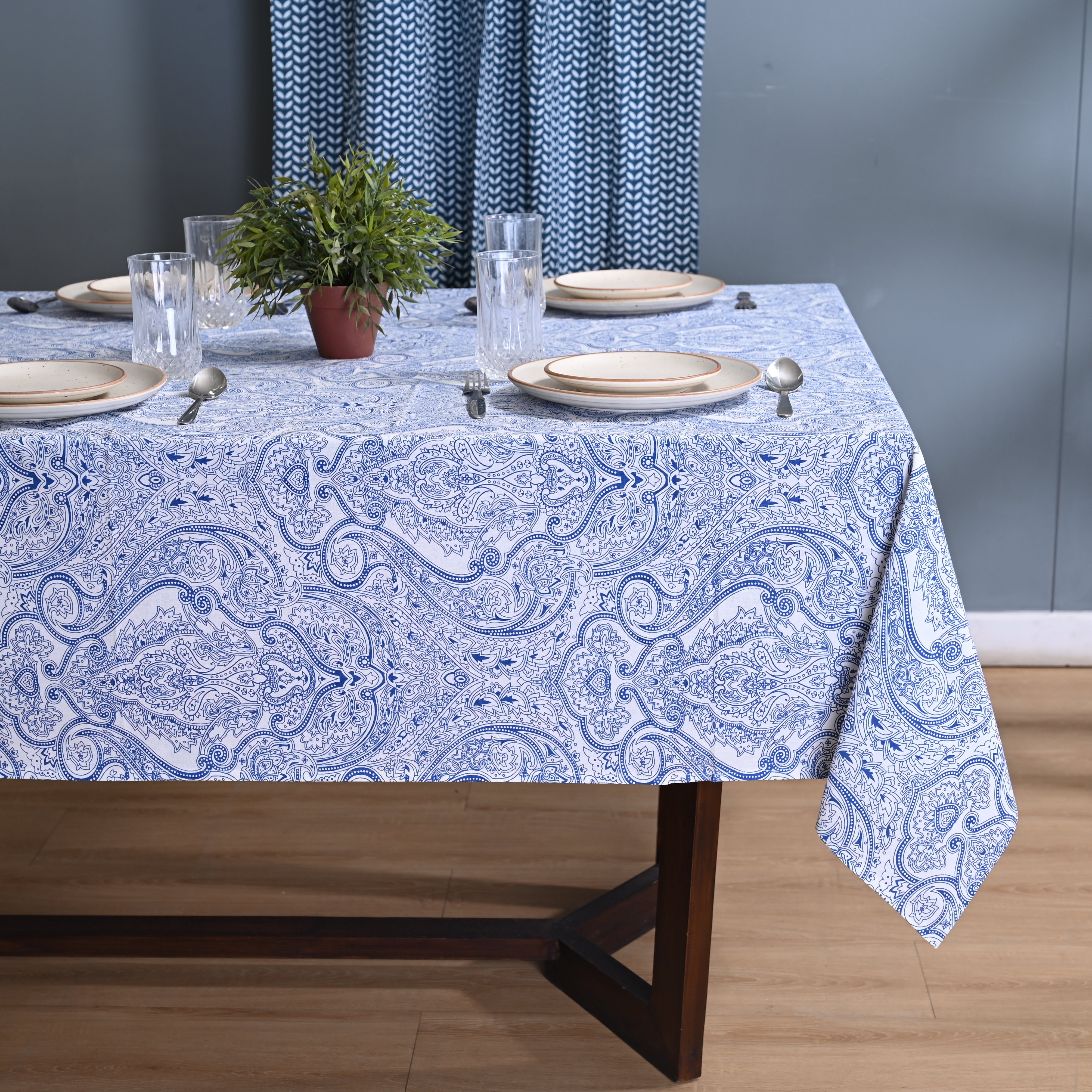 Stencil Art Paisely 6 Seater Table Cover