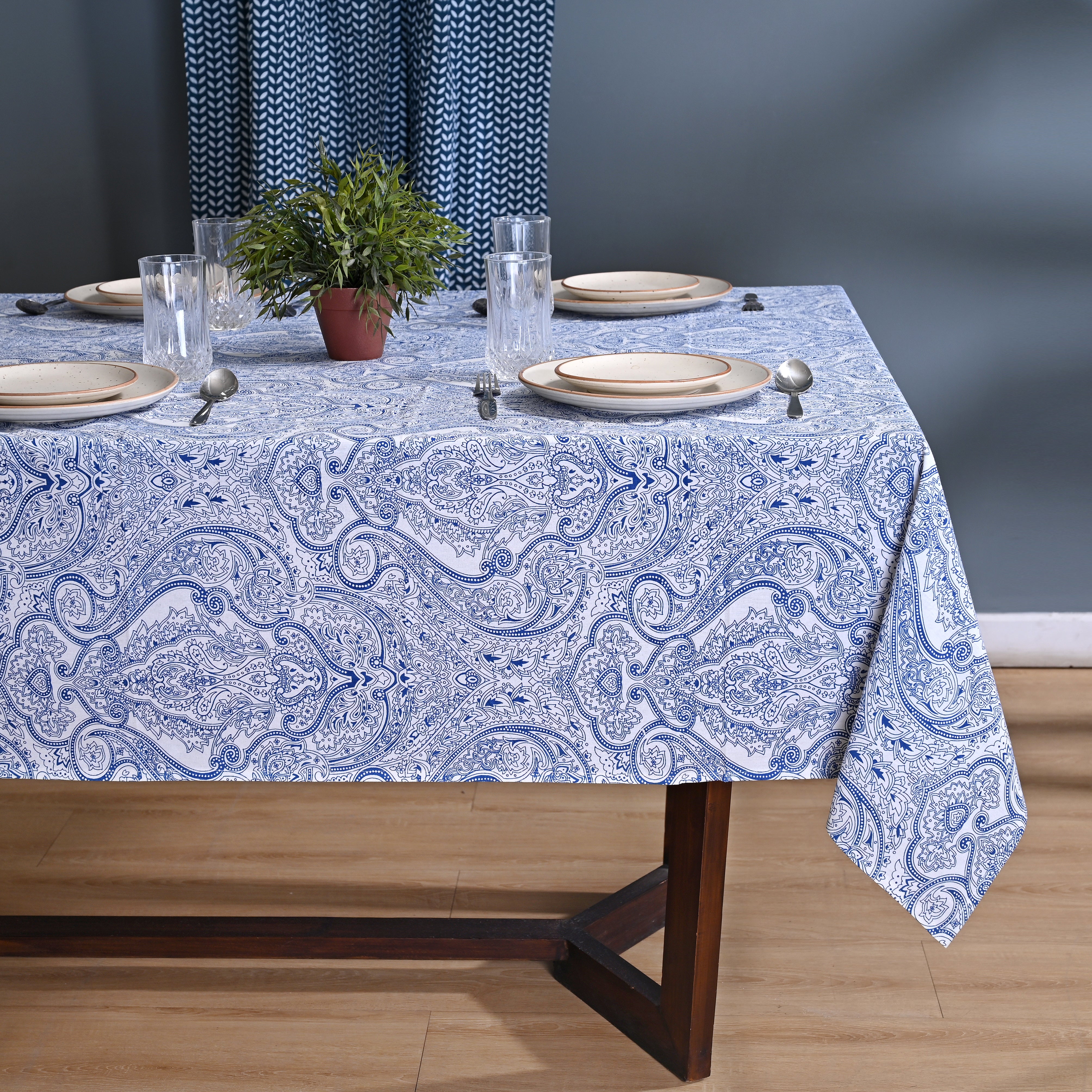 Stencil Art Paisely 6 Seater Table Cover