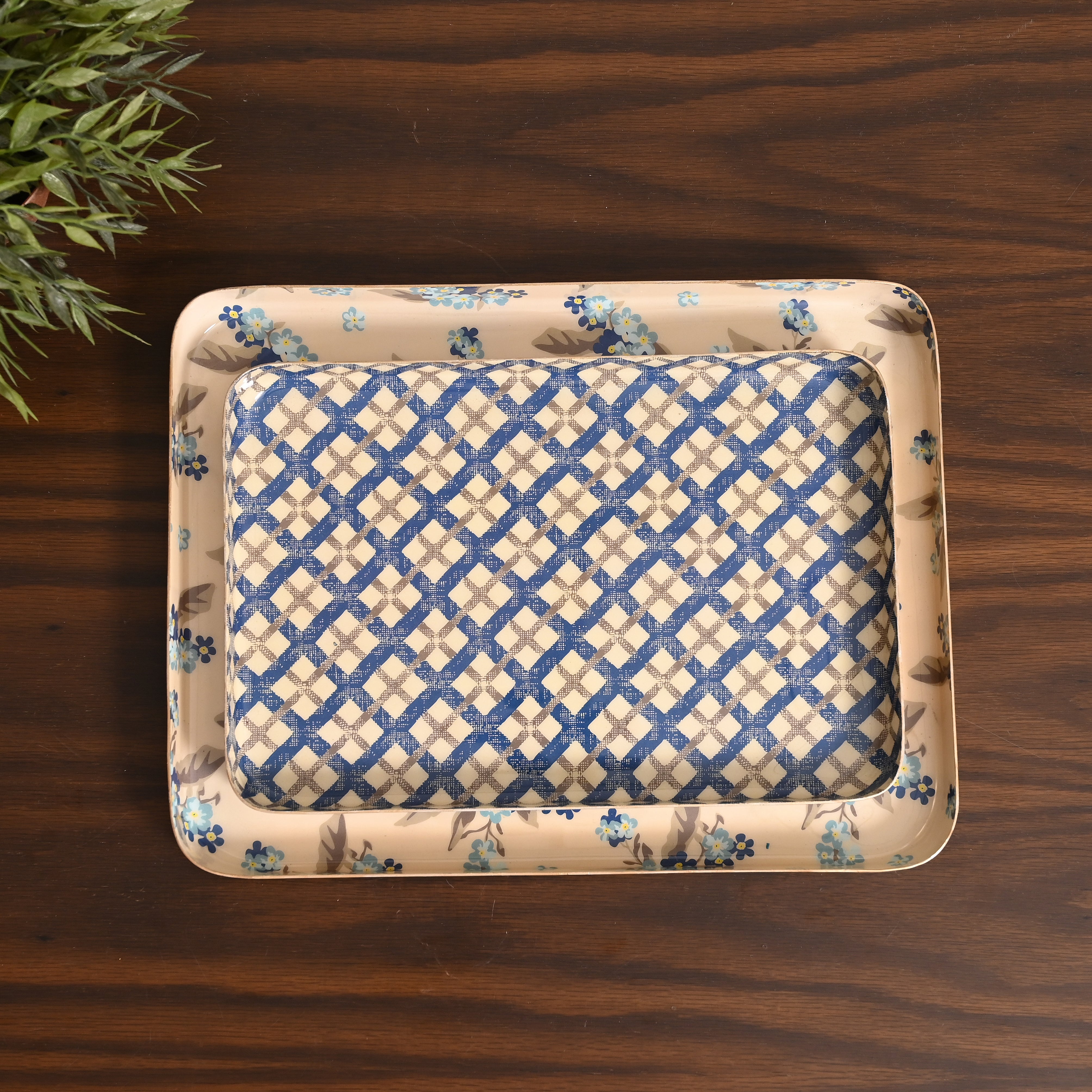 Petal & Pattern Set of Two Aluminium Trays