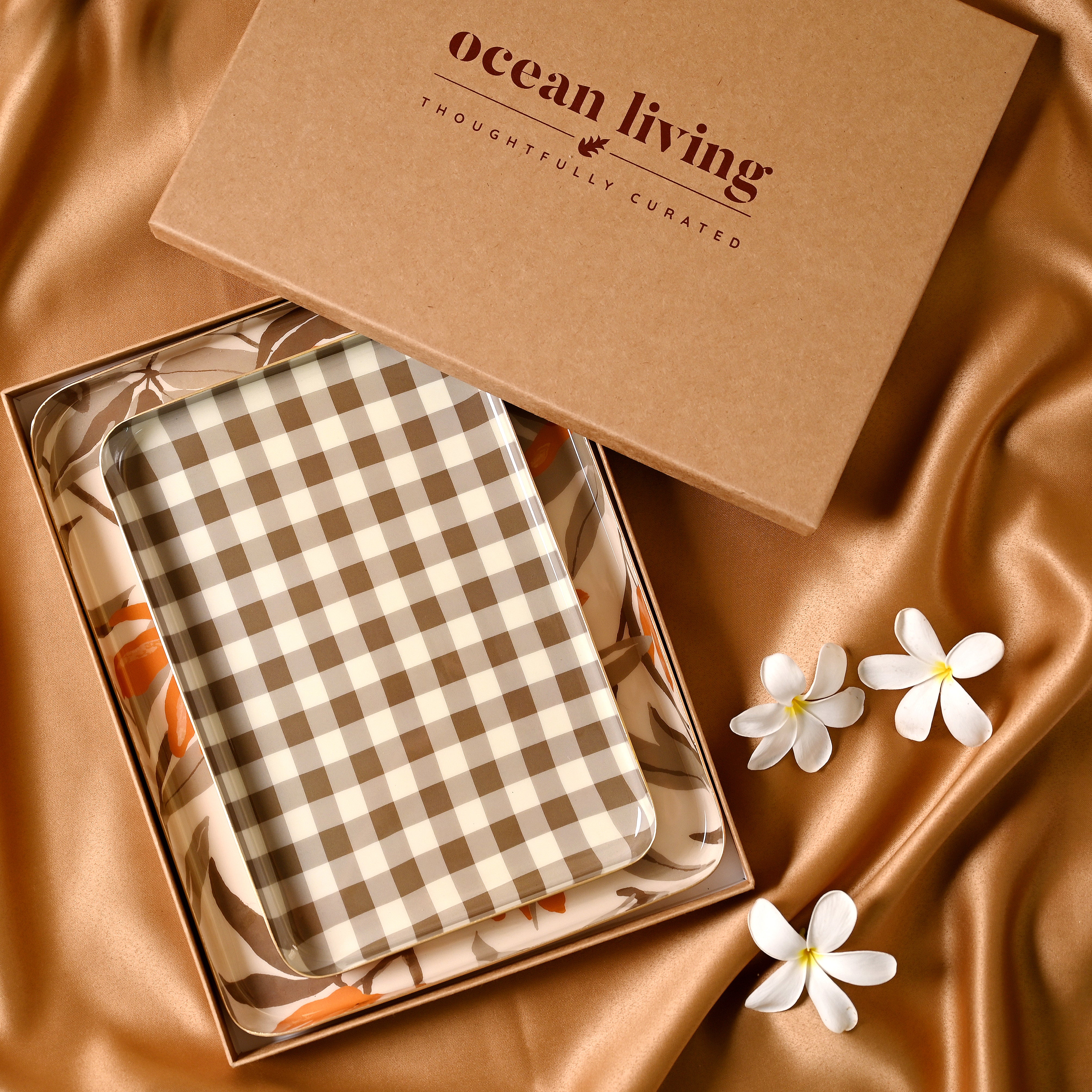Patterned Oasis  Set of Two Aluminium Trays