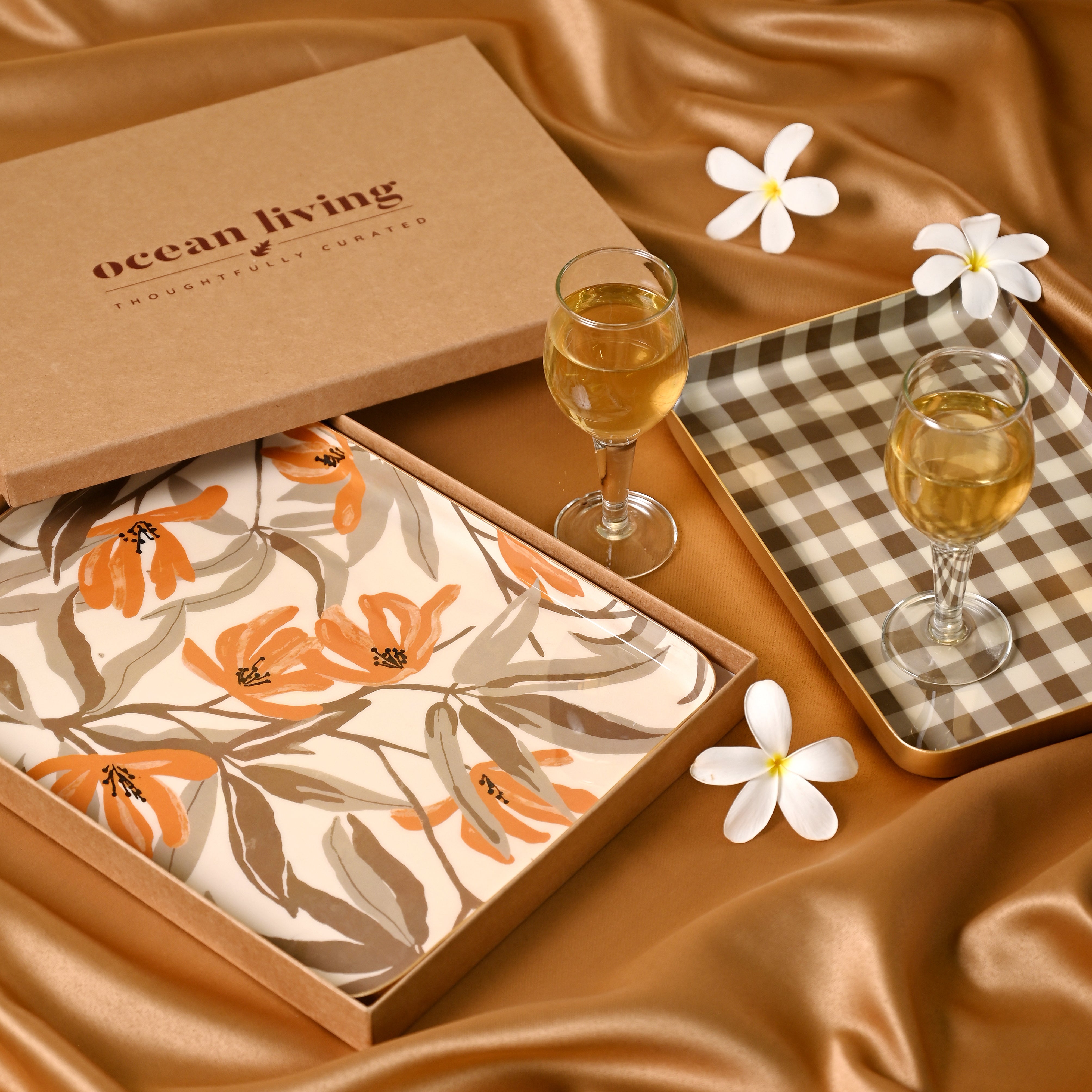 Patterned Oasis  Set of Two Aluminium Trays