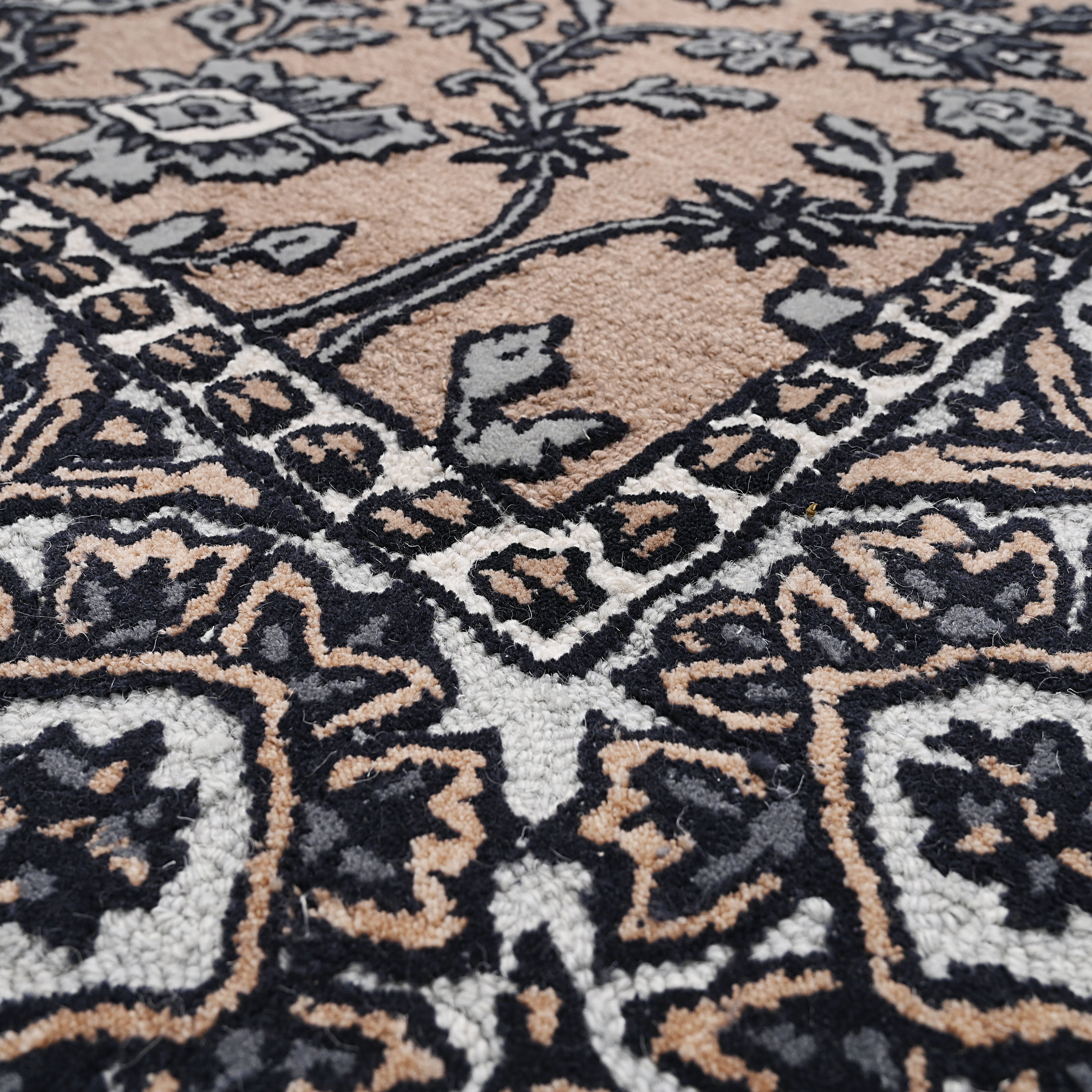 Solitaire Hand Tufted Carpet